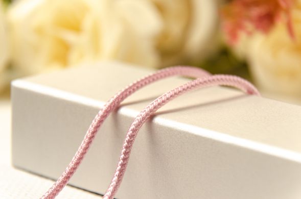 Рожевий шовковий шнурок із срібною застібкою