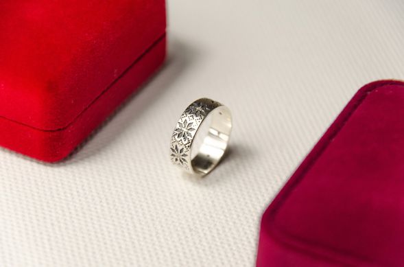 Серебряное кольцо-вышиванка с прозрачными фианитами