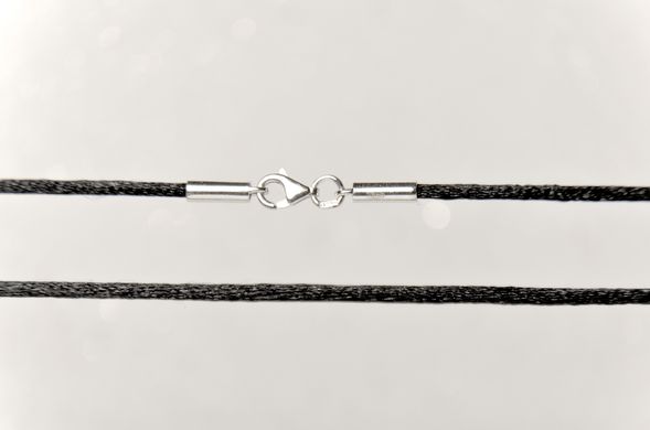 Чорний шовковий шнурок зі срібною застібкою