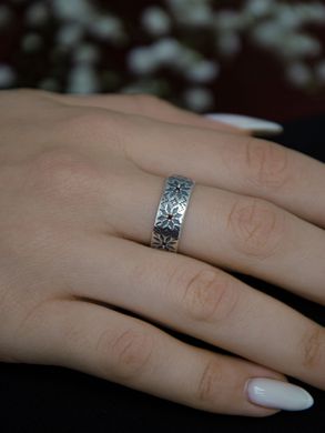 Silver Vishivanka-ring with garnets