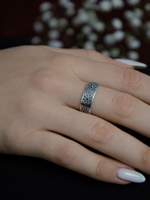 Silver Vishivanka-ring with garnets
