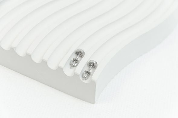 Срібні сережки-цвяшки з білою емаллю
