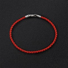 Червоний шовковий шнурок зі срібним замком