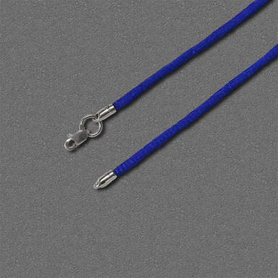 Niebieski jedwabny sznurek ze srebrnym zapięciem